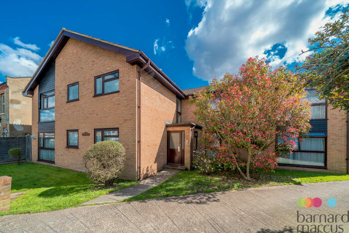 2 Bedroom Apartment To Rent In Bawtry Road, N20