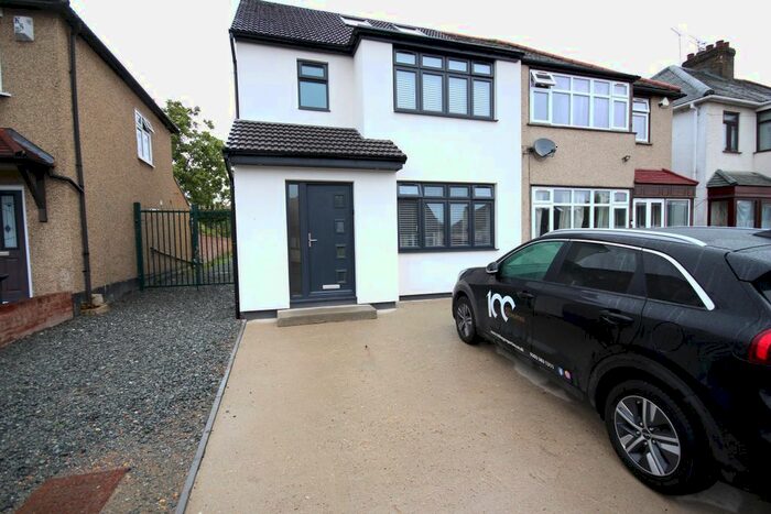 3 Bedroom Flat To Rent In Lincoln Avenue, Rush Green, Romford, RM7