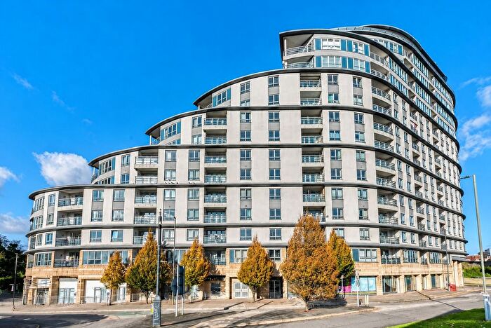 2 Bedroom Flat For Sale In Station Approach, Woking, GU22