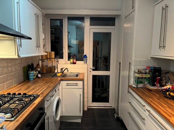 2 Bedroom Flat To Rent In Spanish Road, London, SW18