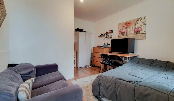 1 Bedroom Flat To Rent In Maitland House, Bishops Way, Shoreditch, London, E2