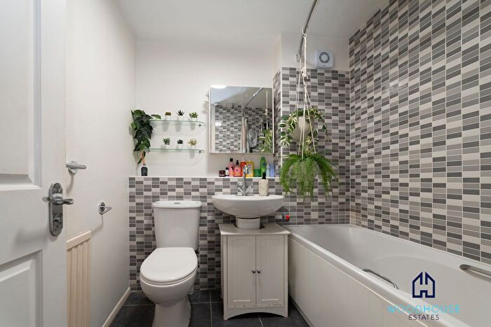 1 Bedroom Flat To Rent In Laburnum Close, London, N11