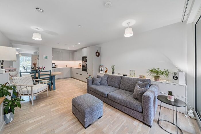 2 Bedroom Flat For Sale In Heygate Street, London, SE17