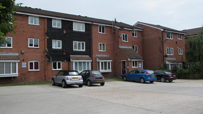 2 Bedroom Flat To Rent In Poplar Grove, London, N11