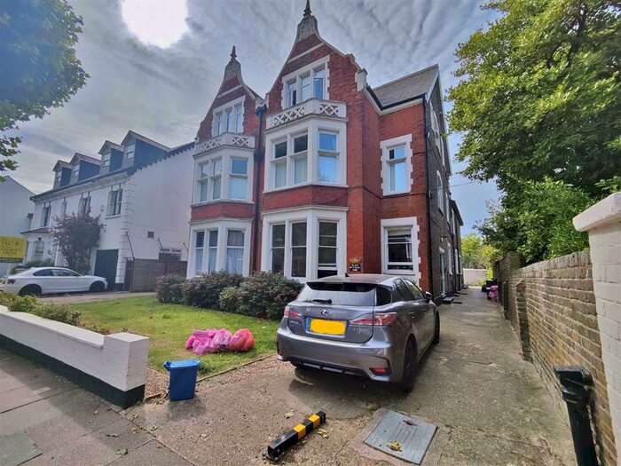 2 Bedroom Flat To Rent In St Vincents Road, Westcliff On Sea, Essex, SS0