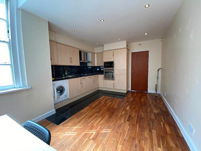 3 Bedroom Flat To Rent In Redcliffe Parade West, Bristol, [Ref: KhpLlt], BS1