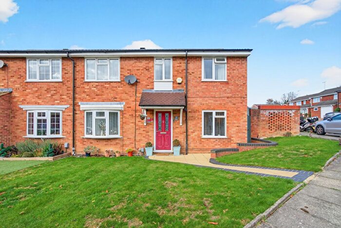 4 Bedroom Semi Detached House For Sale In Ventnor Gardens, Luton, LU3