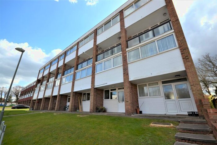 2 Bedroom Flat To Rent In Edgewood Drive, Orpington, BR6