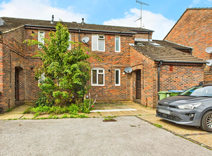 2 Bedroom Maisonette For Sale In Roebuck Close, Horsham, RH13