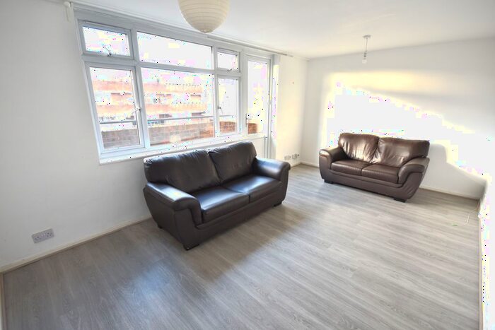 3 Bedroom Maisonette To Rent In Watney Market, Aldgate, E1