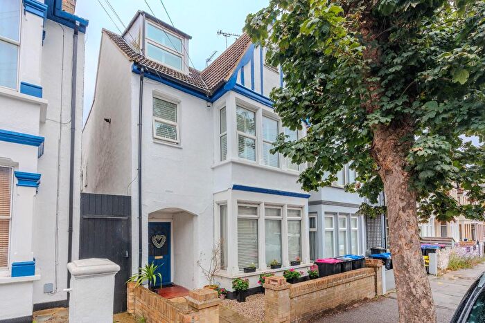 1 Bedroom Flat For Sale In Leigh Hall Road, Leigh-On-Sea, SS9