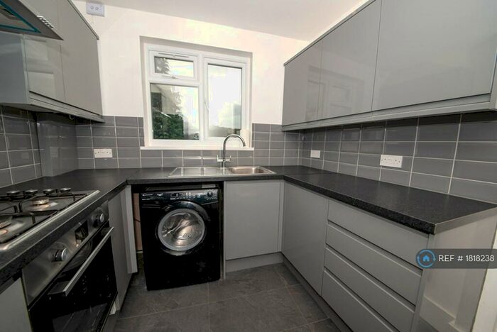 1 Bedroom Flat To Rent In Hughenden Road, High Wycombe, Bucks, HP13