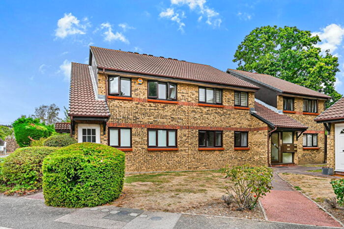 2 Bedroom Flat To Rent In Haydon Close, Bush Hill Park, Enfield, EN1