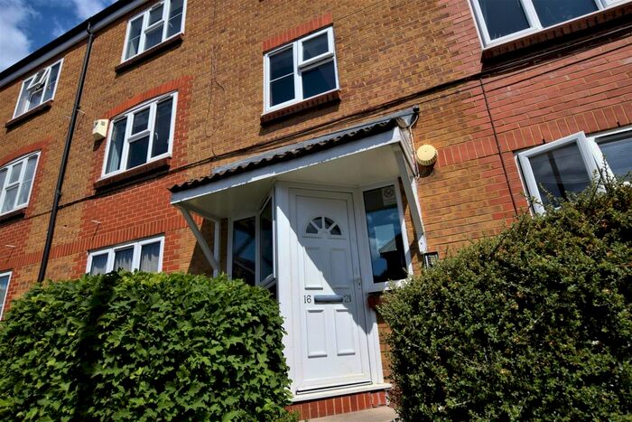 2 Bedroom Flat To Rent In Cadet Drive, London, SE1