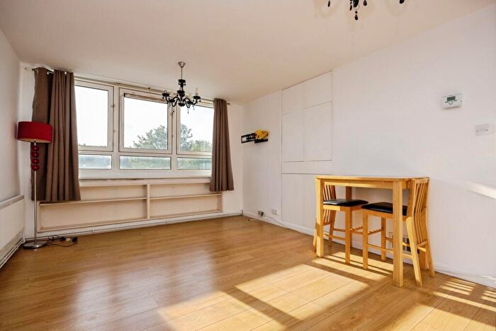 1 Bedroom Flat For Sale In Mount Court, The Mount, Guildford, Surrey, GU2