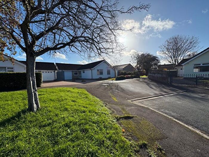 3 Bedroom Bungalow For Sale In Thornbury, Bristol, BS35