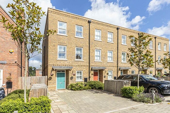 4 Bedroom Property To Rent In Barrons Chase, Richmond, TW10