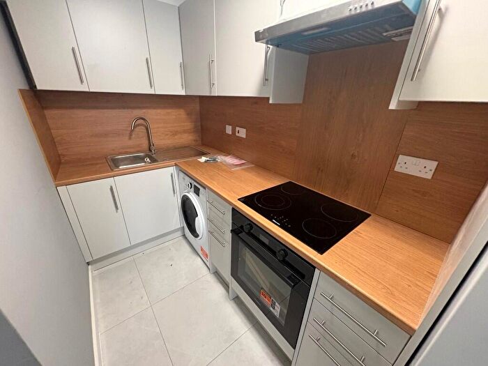Flat To Rent In Burnside Road, Dagenham, London, RM8