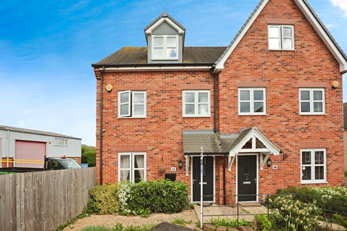 3 Bedroom Semi-Detached House For Sale In Kingfisher Drive, Southam, CV47