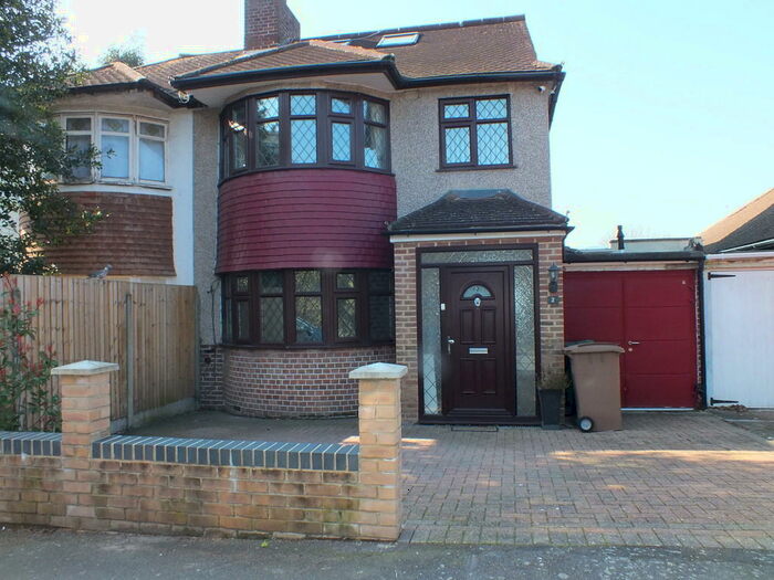 4 Bedroom Semi-Detached House To Rent In Holly Drive, North Chingford, E4