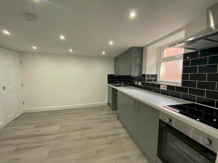 2 Bedroom Flat To Rent In Reginald Mount, Leeds, LS7