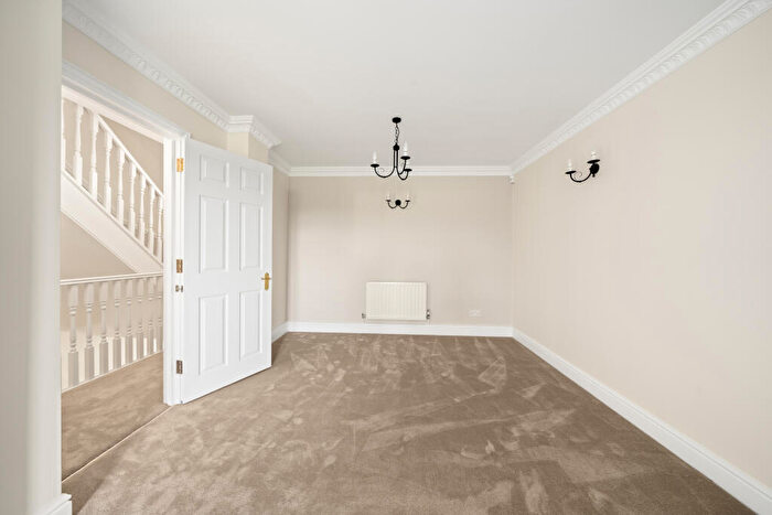 4 Bedroom Town House To Rent In Sandown Gate, Esher, KT10