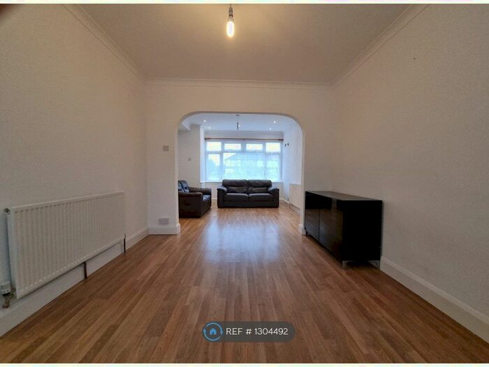 3 Bedroom Semi-Detached House To Rent In Fairholme Crescent, Hayes, UB4