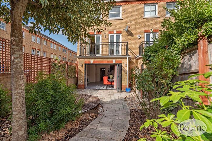 4 Bedroom End Of Terrace House For Sale In Florence Way, Knaphill, Woking, Surrey, GU21