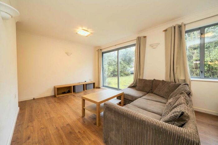 2 Bedroom Flat To Rent In Harberson Road, London, SW12