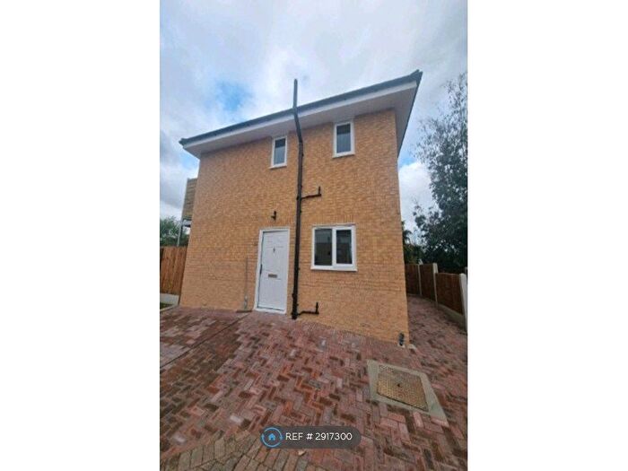 2 Bedroom Flat To Rent In Linden Court, Benfleet, SS7