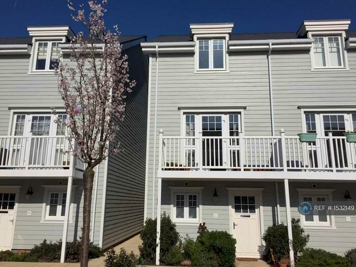 4 Bedroom End Of Terrace House To Rent In Champlain Street, Reading, RG2