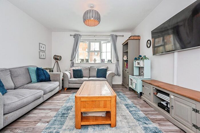 2 Bedroom Flat For Sale In Kendal, Purfleet-On-Thames, RM19