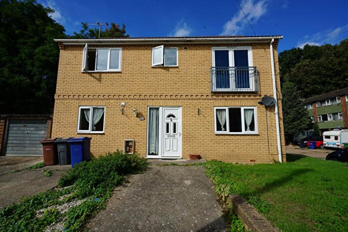 2 Bedroom Flat To Rent In Rookwood Close, Grays, RM17