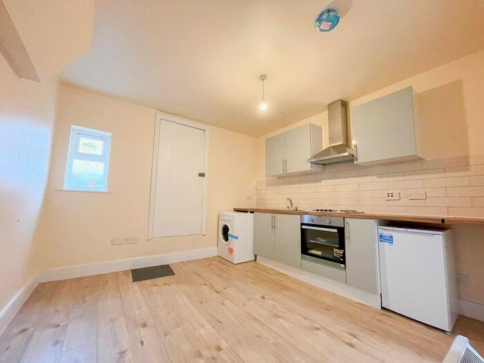 Studio To Rent In Green Lanes, Palmers Green N13