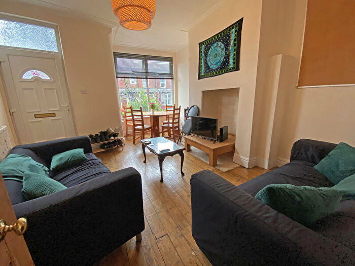 3 Bedroom Terraced House For Sale In Beechwood View, Leeds, LS4