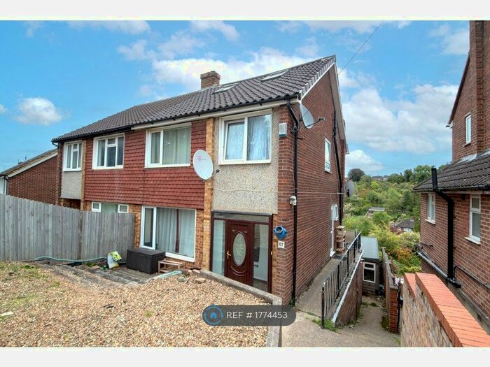 4 Bedroom Semi-Detached House To Rent In Deeds Grove, High Wycombe, HP12