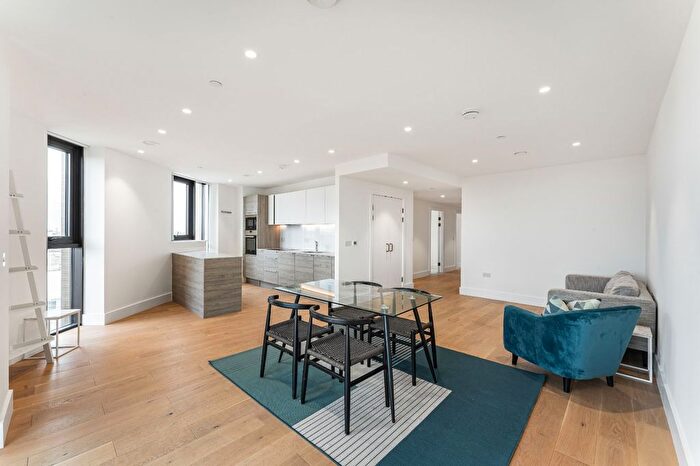 3 Bedroom Flat For Sale In East, - Kingsland High Street, E8