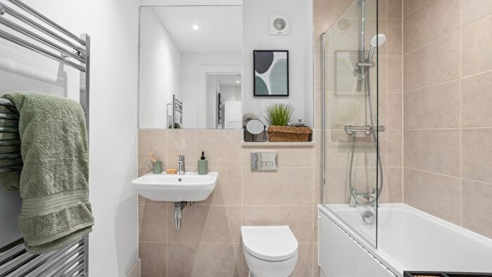 1 Bedroom Flat For Sale In Grovelands Road, Purley, CR8