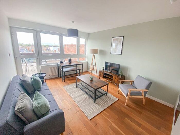2 Bedroom Flat To Rent In Bloemfontein Road, London, W12