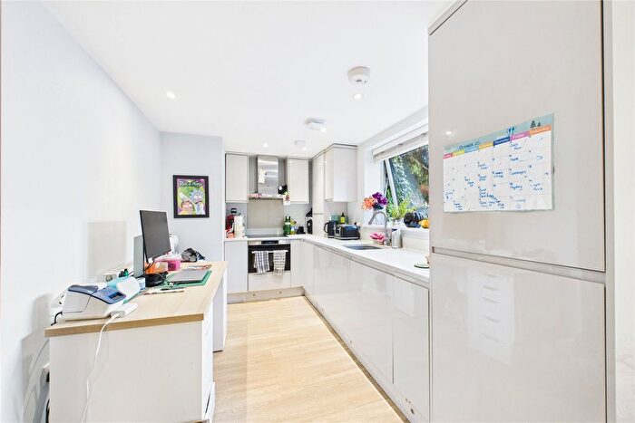 1 Bedroom Flat To Rent In Ray Park Avenue, Maidenhead, Berkshire, SL6