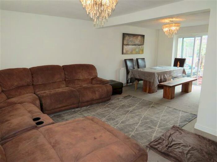 4 Bedroom House To Rent In Meadowlands, Crawley, RH11