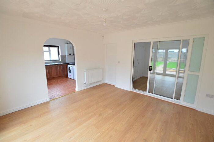 4 Bedroom Property To Rent In Third Crescent, Slough, SL1