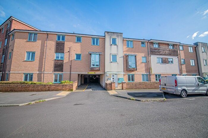 2 Bedroom Flat For Sale In Conduct Gardens, Eastleigh, SO50