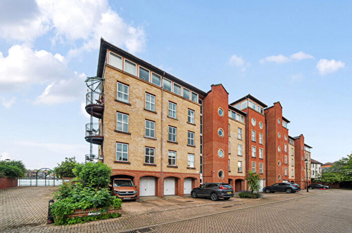 2 Bedroom Flat To Rent In Andes Close, Southampton, Hampshire, SO14