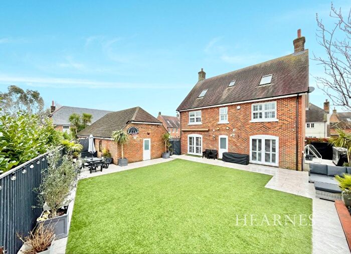 6 Bedroom Detached House For Sale In Lavender Road, Throop, Bournemouth, BH8