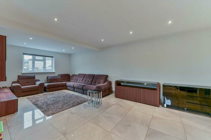 4 Bedroom Semi-Detached House To Rent In Stafford Road, New Malden, KT3