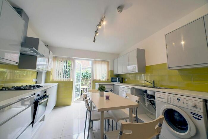 8 Bedroom Semi-Detached House To Rent In Ashlyn Grove, Fallowfield, Manchester, M14