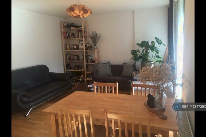 2 Bedroom Flat To Rent In Dunmore Point, London, E2