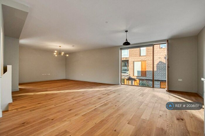 3 Bedroom Terraced House To Rent In Spire Mews, London, N4