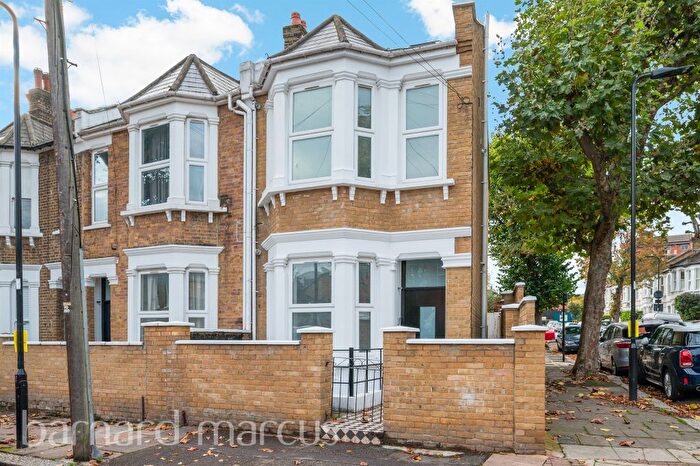 2 Bedroom Flat For Sale In Newton Avenue, London, W3